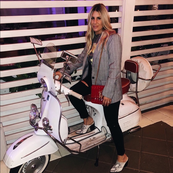 Meet your Posher, Sarah - Picture 1 of 4